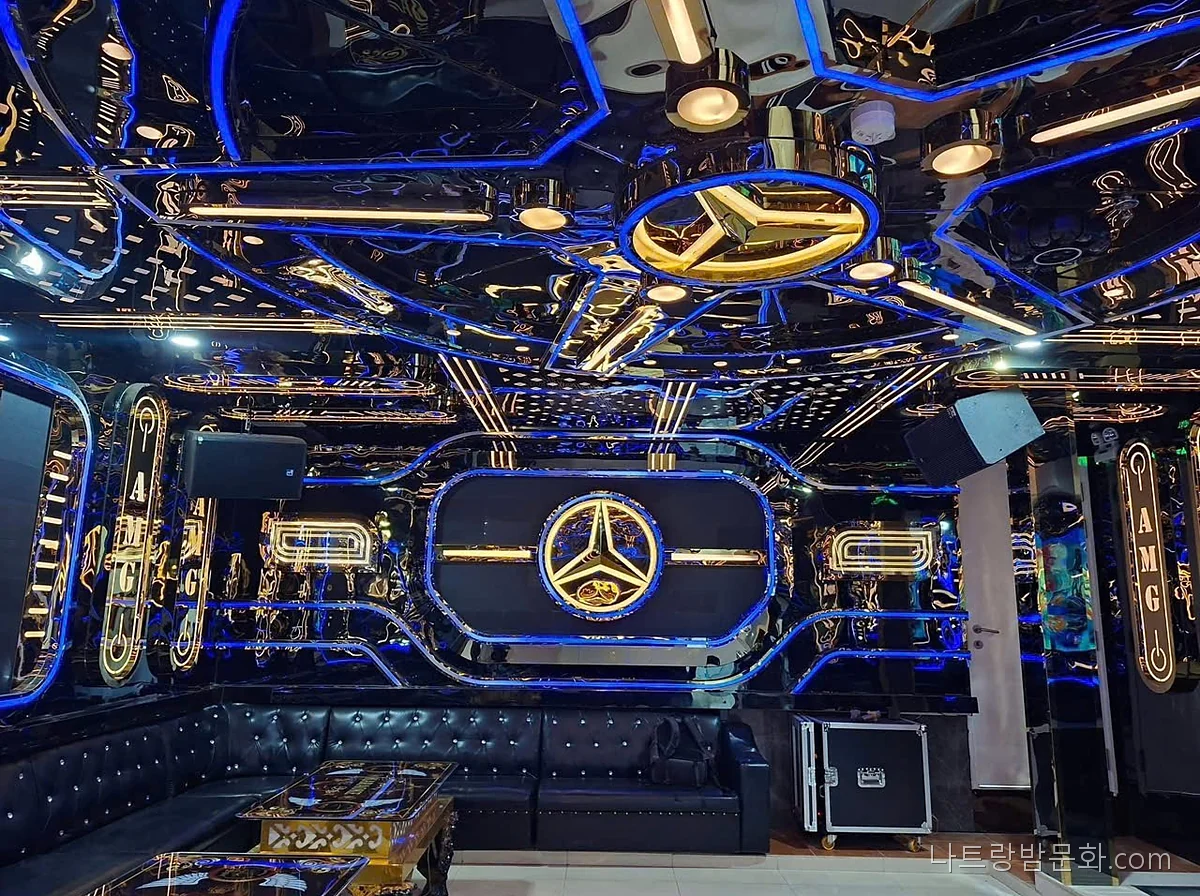 달랏 팬텀 가라오케 룸. 거울 마감 천장과 금색 LED 라인, 가죽 소파와 화면