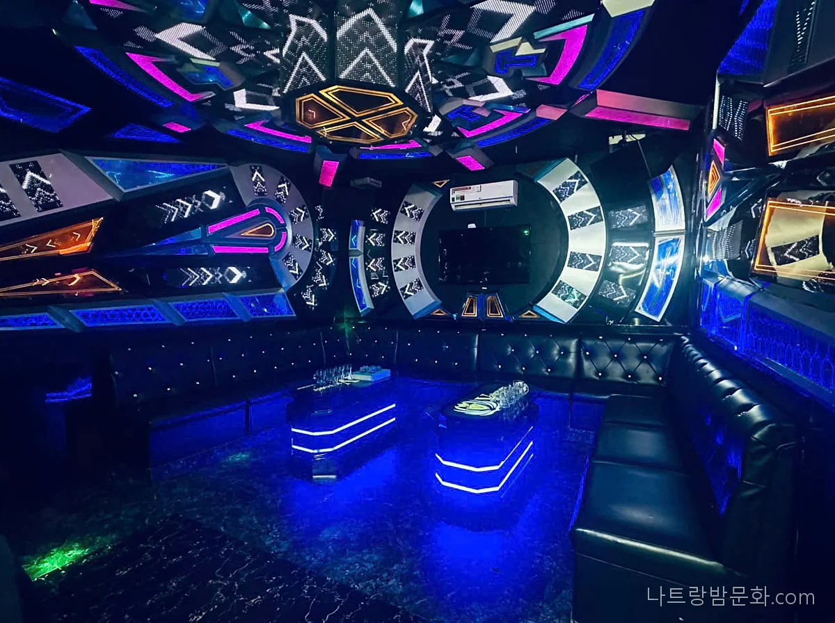 달랏 빅토리 가라오케 LED 천장과 원형 조명이 있는 룸