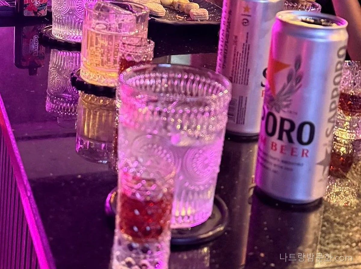 나트랑 버니바 바 카운터 위 맥주 캔과 잔 사진